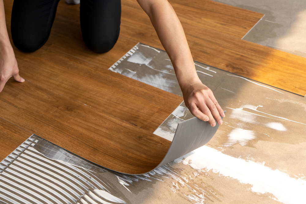 How to Remove Vinyl Glue from the Floor: Effective Cleanup Guide