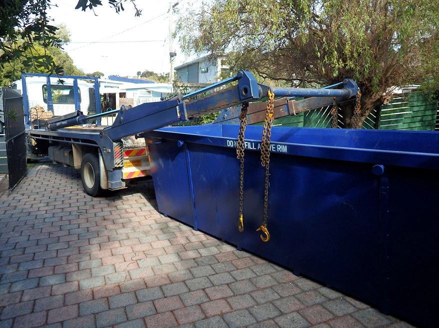 Dumpster Rental vs. Curbside Pickup: What’s the Difference?